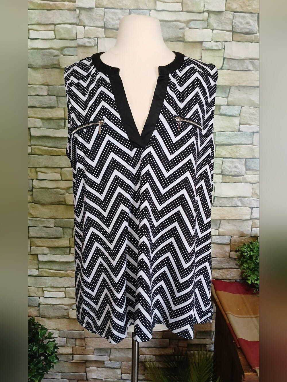 2X Robert Louis Black & White Chevron V-Neck Sleeveless Blouse